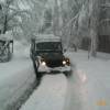 autoploegtdoorsneeuw