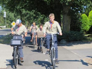 Zomerkamp verkenners fietsen naar kamp