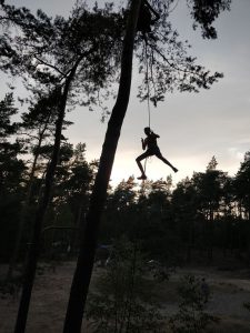 Zomerkamp verkenners trappershike abseilen