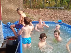 Welpen Impeesa in hot tub