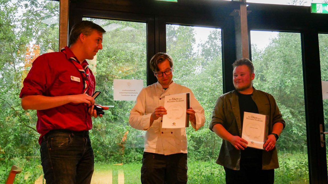 Uitreiking teken voor bijzondere verdienste